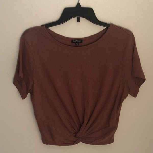 Brown tee outfit ideas.