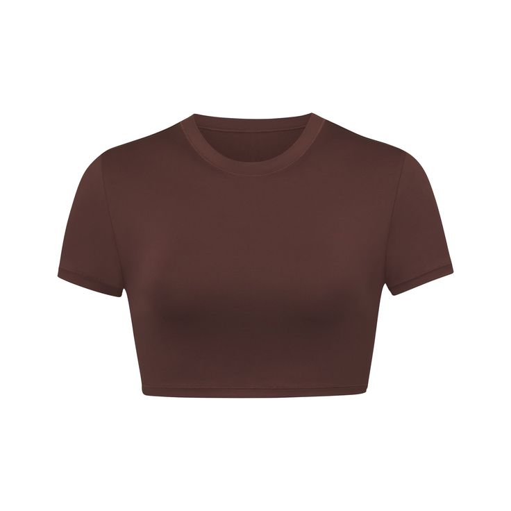 Brown tee outfit ideas.